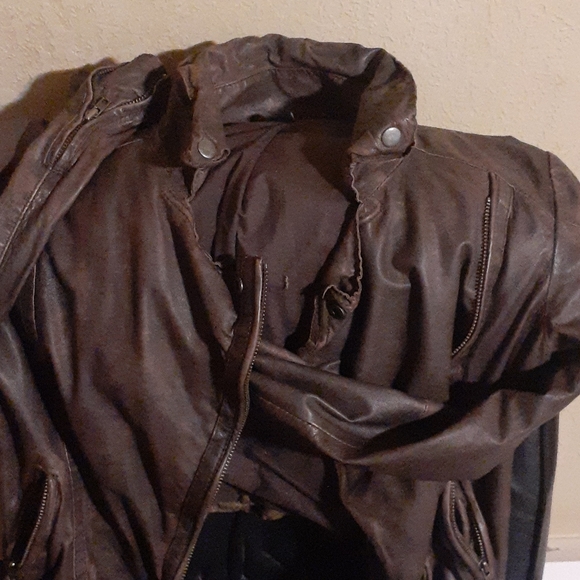 intage 90's leather jacket . A classic look.. - Picture 4 of 6